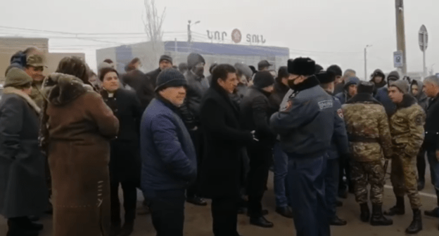 Protest action the building of the military university in Yerevan, January 8, 2021. Screenshot: https://www.youtube.com/watch?v=xJuZxKsM8Hw&feature=emb_logo