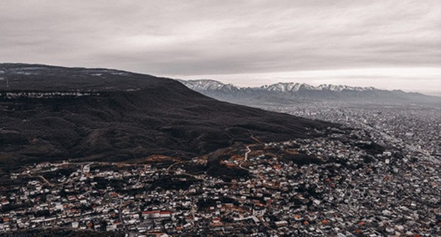 A view of Mount Tarki-Tau and Makhachkala. Photo: Suleymannabiev https://ru.wikipedia.org/