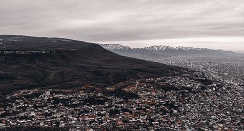 A view of Mount Tarki-Tau and Makhachkala. Photo: Suleymannabiev https://ru.wikipedia.org/