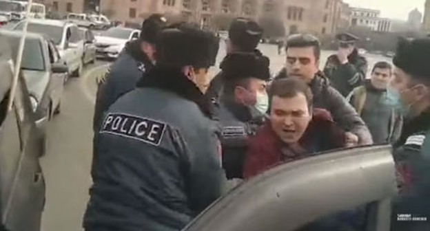 Policemen detain David Bagdasaryan. Screenshot: https://www.youtube.com/watch?v=o6-BnS_dysk&feature=emb_title