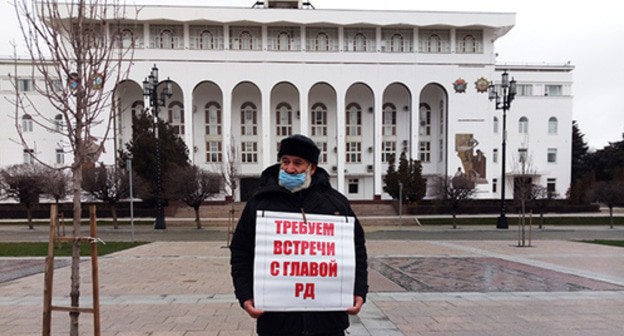 Kumyk activist Bektemir Salikhov holds a solo picket at the Makhachkala Administration demanding a meeting with the acting head of Dagestan, January 18, 2021. Photo by Rasul Magomedov for the Caucasian Knot