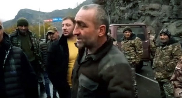 Residents of Syunik Region block road for opposition. Screenshot: https://news.am/rus/news/619487.html