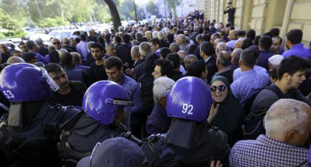 Police cordon blocks the path of protesters in Baku. Photo by Aziz Karimov for the Caucasian Knot