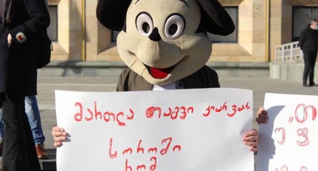 Participants of a rally in Tbilisi. A banner reading: "I'm not a mouse to be locked up in a hole." Photo by Inna Kukudjanova for the "Caucasian Knot"