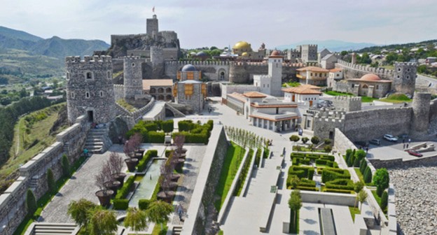 Rabati Castle after restoration. Photo: I kynitsky  https://ru.wikipedia.org/wiki/Туризм_в_Грузии#/media/Файл:Akhalcikhe,_old_city_general_view.jpg