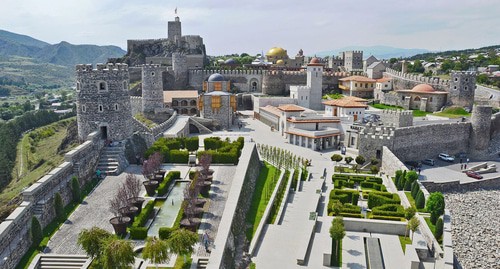 Rabati Castle after restoration. Photo: I kynitsky  https://ru.wikipedia.org/wiki/Туризм_в_Грузии#/media/Файл:Akhalcikhe,_old_city_general_view.jpg