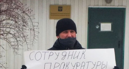 Igor Nagavkin holds solo picket. Photo courtesy of Igor Nagavkin