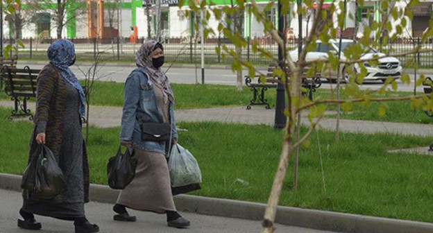 Women wearing masks in the streets of Grozny. Photo: REUTERS/Ramzan Musaev