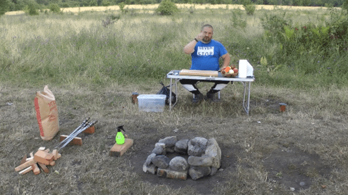 Aslan Gabuev cooking food for those in need. Screenshot of the video https://www.instagram.com/p/CC9f4sIFI1N/