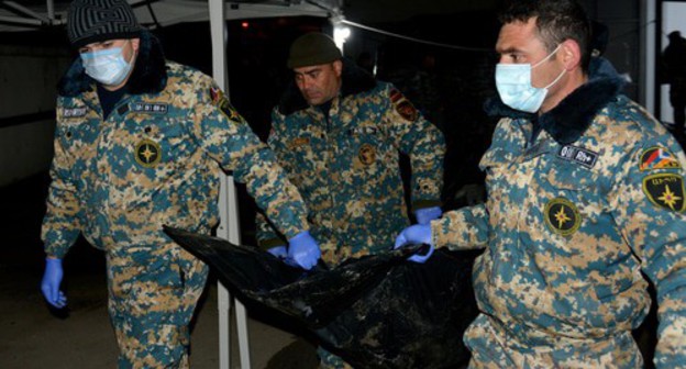 Representatives of the Ministry for Emergencies carrying bodies of soldiers killed during military conflict in Nagorno-Karabakh. Photo: https://www.facebook.com/RescueServiceOfTheNKR/photos/a.1527615660606237/4088398617861249/