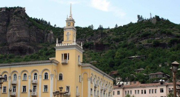 Municipal building in Chiatura. Photo: https://ru.wikipedia.org/wiki/Чиатура#/media/Файл:Chiatura._A_municipal_building_(Photo_A._Muhranoff,_2011).jpg