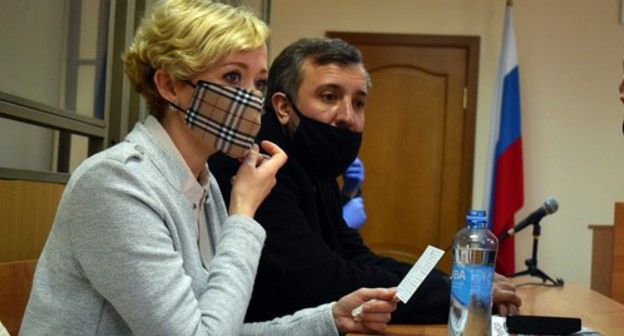 Anastasia Shevchenko and her advocate in a courtroom. Photo by Konstantin Volgin for the Caucasian Knot