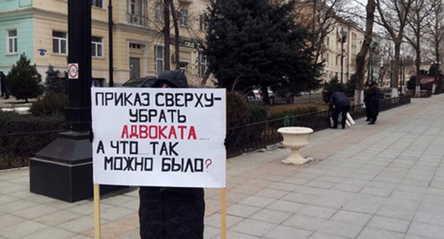 Zainab Rabadanova holds solo picket in Makhachkala, February 19, 2021. Photo by Rasul Magomedov for the Caucasian Knot