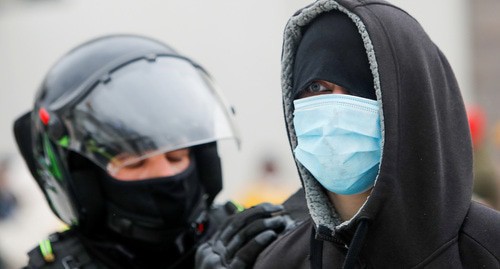 A policeman and a participants of a rally in support of Navalny, January 31, 2021. Photo: REUTERS/Maxim Shemetov