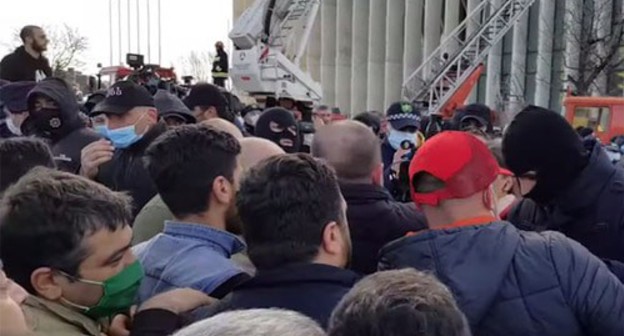 Dtorming of the office of the "United National Movement" Party in Tbilisi. Screenshot of the video on the "Sputnik Грузия" YouTube channel https://www.youtube.com/watch?v=fcpVropRCeg