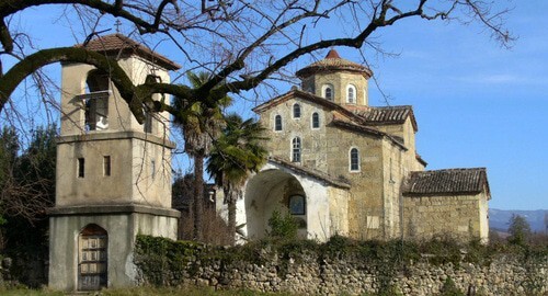 A church in the village of Lykhny in Abkhazia. Photo: feathero - http://photofile.ru/users/feathero/1197941/ https://ru.wikipedia.org/