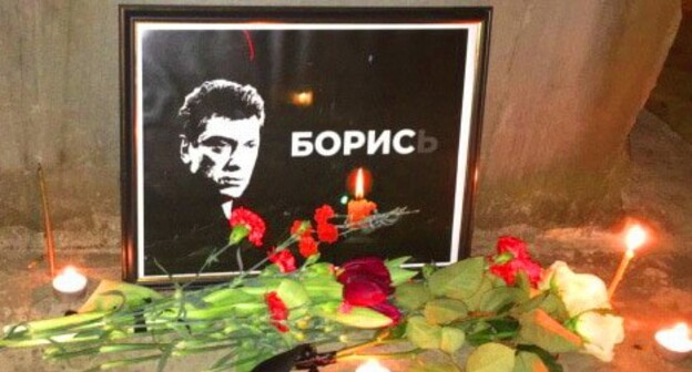 Flowers and Boris Nemtsov's portrait at the Memorial to the victims of political repressions in Sochi. Photo by Svetlana Kravchenko for the Caucasian Knot