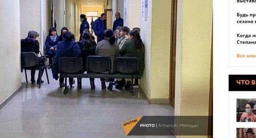 Residents of Gyumri in the building of the Shirak regional administration, March 3, 2021. Screenshot: https://ru.armeniasputnik.am/society/20210303/26669919/Aktsiya-protesta-v-Gyumri-rodstvenniki-plennykh-perekryli-vkhody-v-oblastnuyu-administratsiyu.html