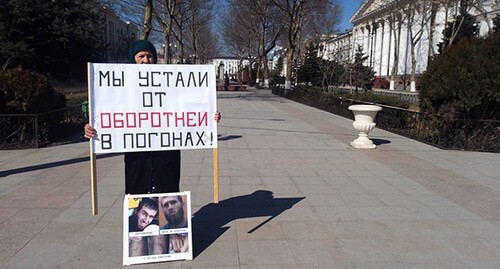 Grandmother of Mirzaali Mirzaliev brings photos depicting trace of tortures of her grandson, March 5, 2021. Photo by Rasul Magomedov for the Caucasian Knot