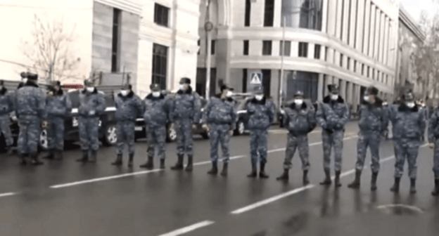 Hundreds of law enforcers moved to the building of the Ministry of Education of Armenia ahead of Nikol Pashinyan's visit. Screenshot: https://www.youtube.com/watch?v=TlswvDvnn8c&t=93s