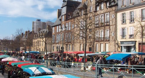 Rennes, France. Photo: ENoz -  https://ru.wikipedia.org/wiki/Рен#/media/Файл:Marché_des_Lices.jpg