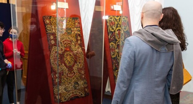 Visitors at an exhibition "Avant-garde? Dagestani tradition!" in Saint Petersburg. March 2021. Photo courtesy of the Russian Ethnographic Museum

Avangaof unique Kaitag embroidery of 18-19th centuries,