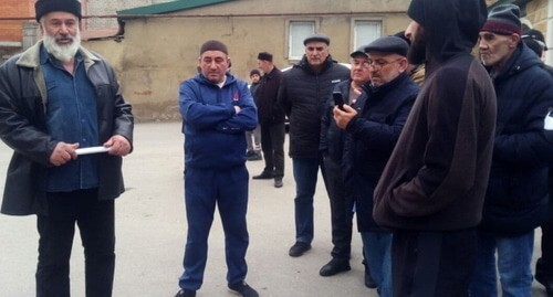 Residents of Alburikent ahead of their meeting with Sergey Melikov. Photo by Rasul Magomedov for the Caucasian Knot