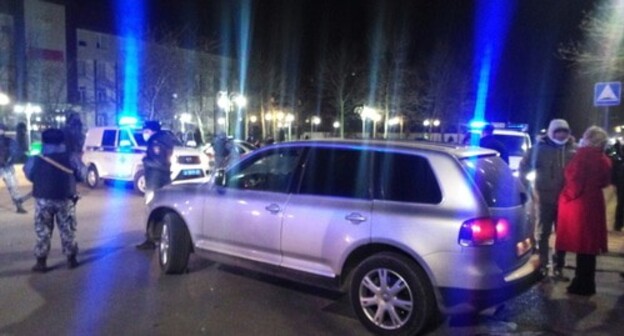 Law enforcers don't allow Gadjiev's car to drive away from the court building, April 1, 2021. Photo by Rasul Magomedov for the Caucasian Knot