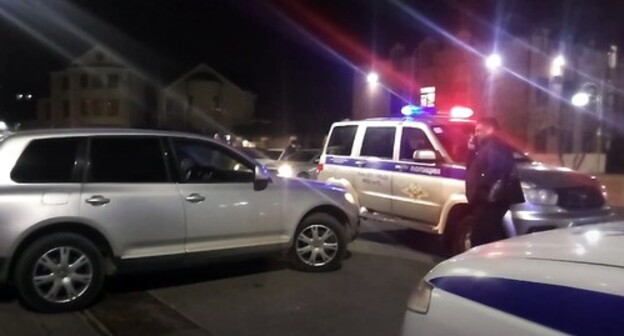 Law enforcers don't allow Gadjiev's car to drive away from the court building, April 1, 2021. Screenshot from the video posted by the Caucasian Knot