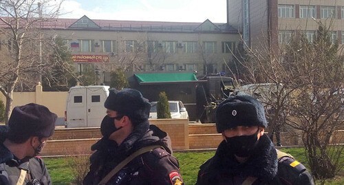 Policemen at the court building, Makhachkala, April 2, 2021. Photo by Rasul Magomedov for the Caucasian Knot