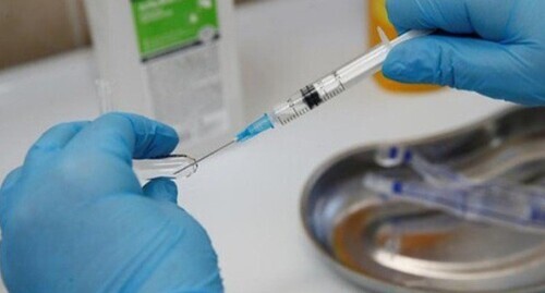 Medical worker holding a syringe. Photo: admkrai.krasnodar.ru