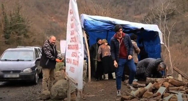 Participants of a protest action on the road leading to the construction area of the Namakhvan hydroelectric power plant, March 4, 2021. Screenshot: JAMnews