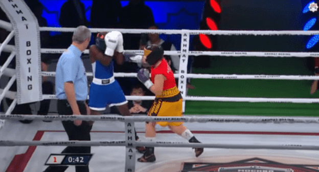 The fight of Adam Kadyrov with an athlete from Uganda, Mukisa Ukasha (dressed in blue). February 20, 2020. Screenshot of the video https://youtu.be/u4AKQhJg4hE