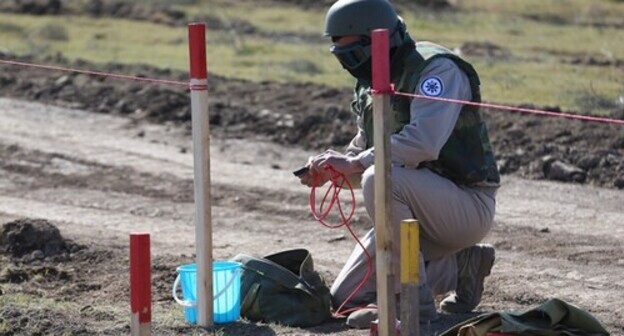 ANAMA employee preparing to trigger mine explosion, March 16, 2021. Photo by Aziz Karimov for the Caucasian Knot