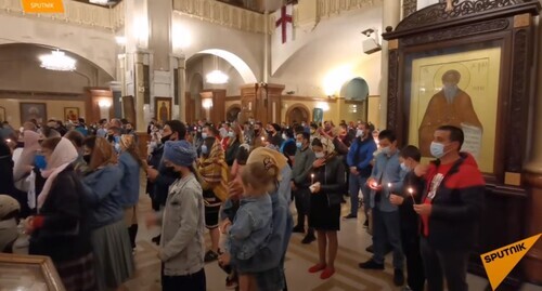 Believers during the Easter services held at the Holy Trinity Cathedral of Tbilisi commonly known as Sameba, May 2, 2021. Screenshot of the video on the "Sputnik Georgia - все о Грузии" YouTube channel https://www.youtube.com/watch?v=_NzI5XOJFjY