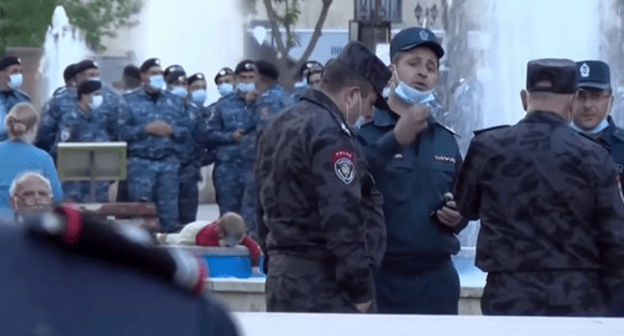 Law enforcers at a protest action against the visit of Sergey Lavrov, the head of the Russian Ministry of Foreign Affairs, to Yerevan. Screenshot of the video by the National Democratic Pole www.youtube.com/watch?v=ewqNoZ4mMV0