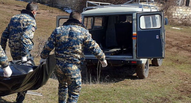 Karabakh rescuers carry the remains of a soldier found in the area of Gadrut. Photo: Facebook / ԱՀ Արտակարգ իրավիճակների պետական ծառայություն