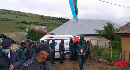 The funeral of Abulfaz Rakhmatov, Captain of the Azerbaijani army. Screenshot of the "Apa Group" https://ona.az/ru/socium/shekhid-otechestvennoj-vojny-kapitan-abulfaz-rakhmatov-pokhoronen-v-lerike-foto-obnovleno-22537