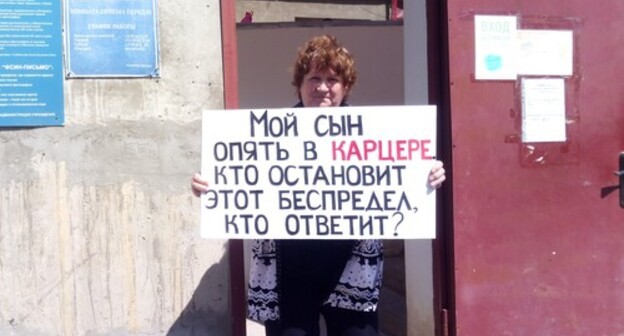 Yelena Barzukaeva at a picket in Makhachkala on May 8, 2021. Photo by Rasul Magomedov for the "Caucasian Knot"