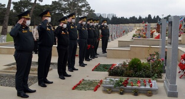 Azerbaijani soldiers at the war memorial. Photo by the press service of the Azerbaijani Ministry of Defence https://mod.gov.az/ru/news/pochtena-pamyat-nacionalnogo-geroya-azerbajdzhana-ilgara-mirzoeva-35762.html