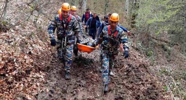 Karabakh military servicemen carrying dead body. Phot taken from Facebook