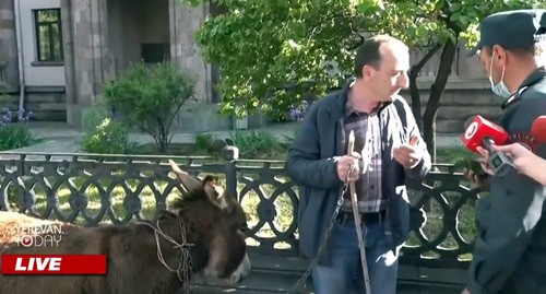 Pashinyan's opponent in front of the Armenian Parliament, Yerevan. Screenshot: YerevanToday