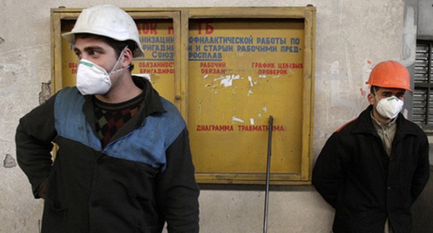 Workers at Georgian Manganese. Photo: REUTERS/David Mdzinarisvili