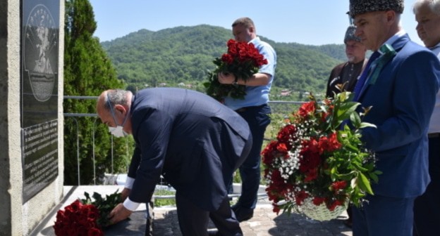 Yuri Napso laid flowers to the monument dedicated to victims of the Caucasian War. Photo by Svetlana Kravchenko for the "Caucasian Knot"