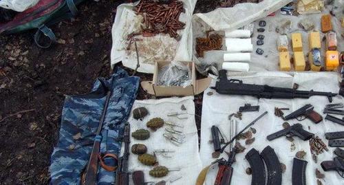 Hideout with weapons. Photo: http://nac.gov.ru/kontrterroristicheskie-operacii/v-kbr-obnaruzhen-krupnyy-taynik-s-oruzhiem-i.html