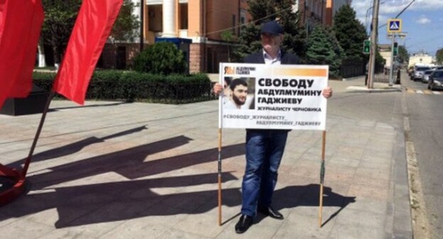 Magomed Magomedov, a deputy editor-in-chief of the "Chernovik" (Draft) weekly, at a picket in Makhachkala in May 2021. Screenshot of the post on Instagram https://www.instagram.com/p/COslno5Hh0I/