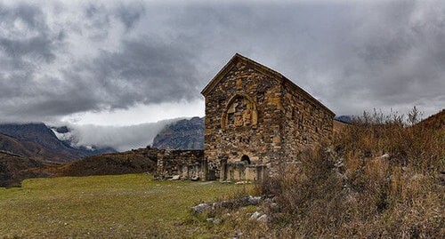 The Tkhaba-Yerdy temple located in the mountainous region of Ingushetia. Photo:  Alex Svirkin https://ru.wikipedia.org