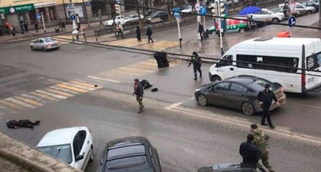 At the site of the attack on policemen in Grozny, December 28, 2020. Screenshot from video posted by BAZA Telegram Channel