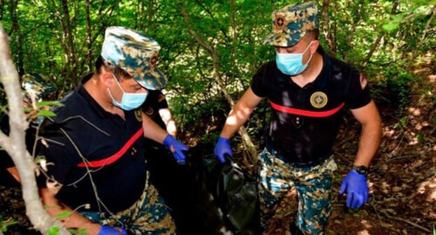 Karabakh rescuers found remains of a soldier. Photo: Facebook / ԱՀ Արտակարգ իրավիճակների պետական ծառայություն