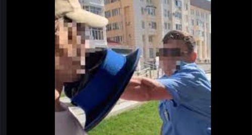 Cossacks attack cyclists in centre of Stavropol. Screenshot: http://vk.com/chp_26?z=video-1245153_456240260%2Fvideos-12451953%2Fpl_-124519539_-2